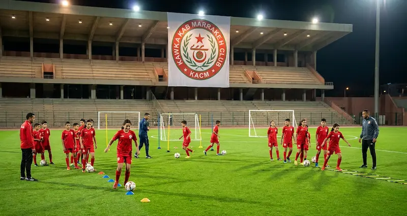ملعب تكوين الكوكب المراكشي KACM — أقدم وأعرق مدارس كرة القدم للناشئين في مراكش 2026.